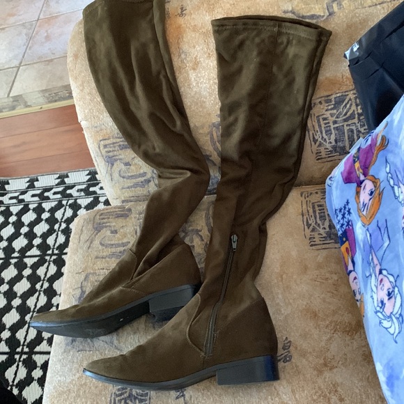 Aldo’s woman’s over the knee olive color microsuede boots size 7.5 - Picture 14 of 16